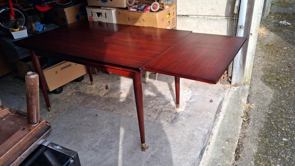 Table rétro vintage des années 70. Côtés incurvés, Enlèvement