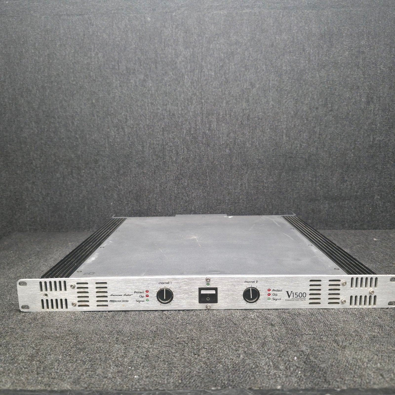 AMERICAN AUDIO  V1500   versterker   2  x 300  watt  1HE, Ophalen of Verzenden