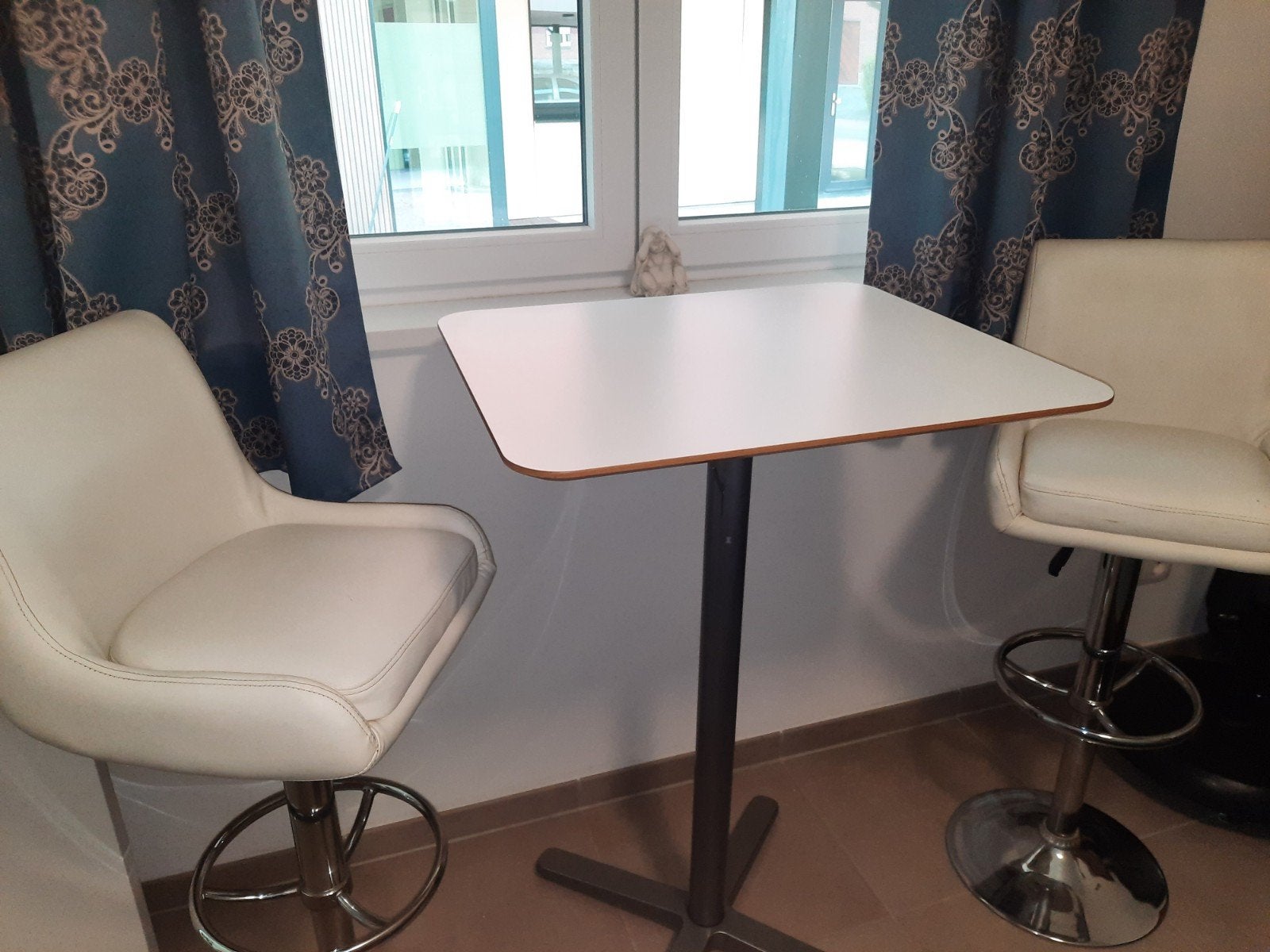 2 chaises hautes tournantes et table, Maison & Meubles, Enlèvement