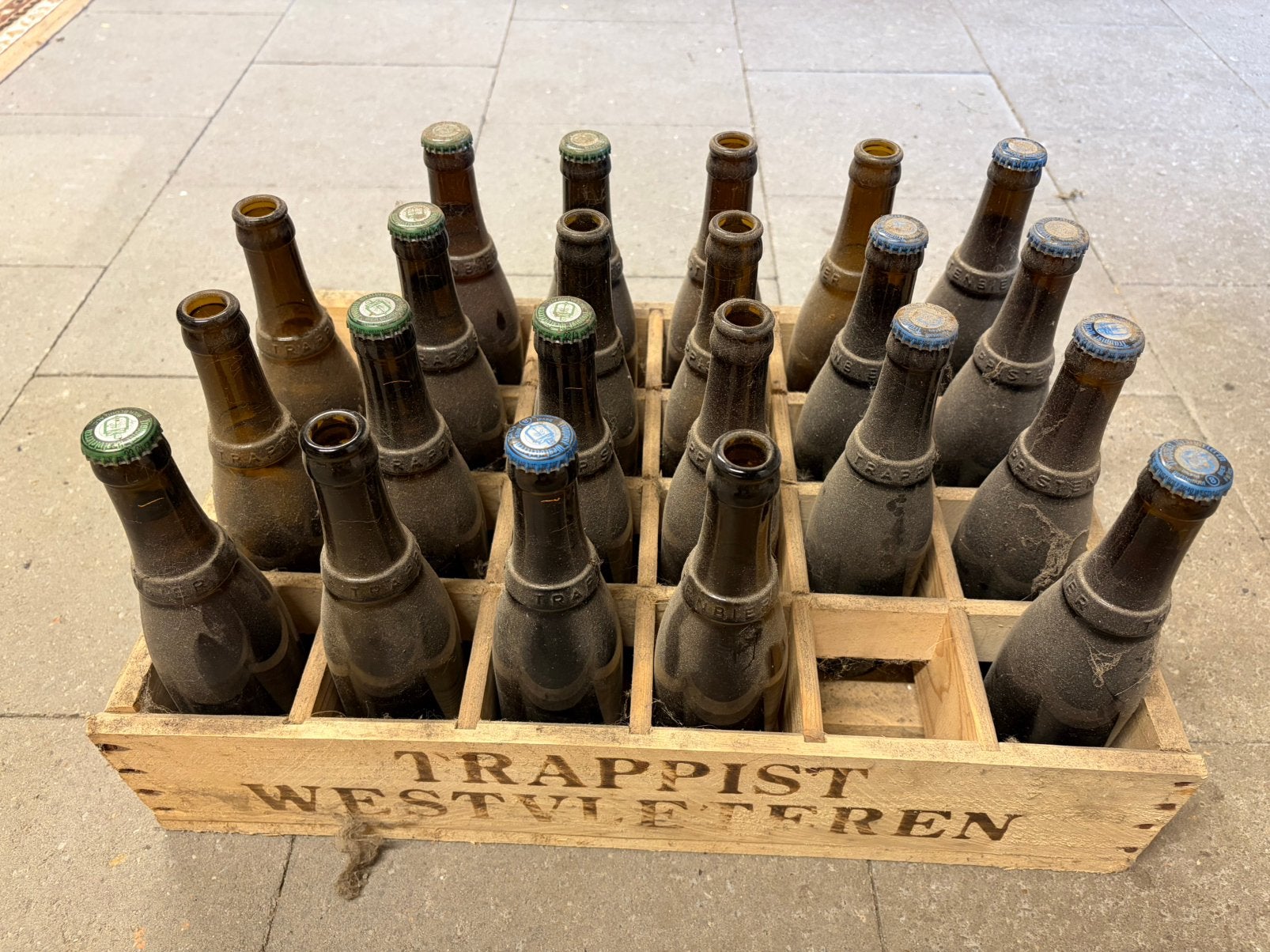 Weslvleteren 6 en 8 - zeker 15 jaar oud, Verzamelen, Biermerken, Ophalen, Zo goed als nieuw