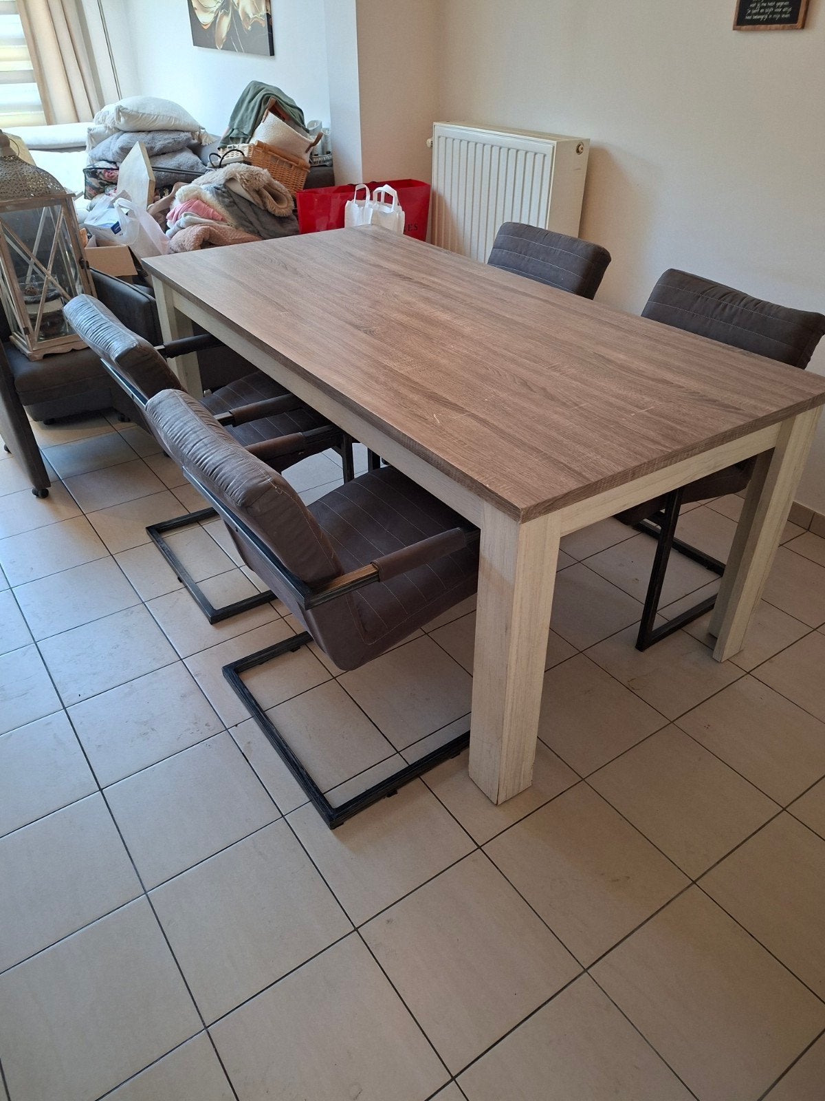 Tafel en stoelen, Ophalen