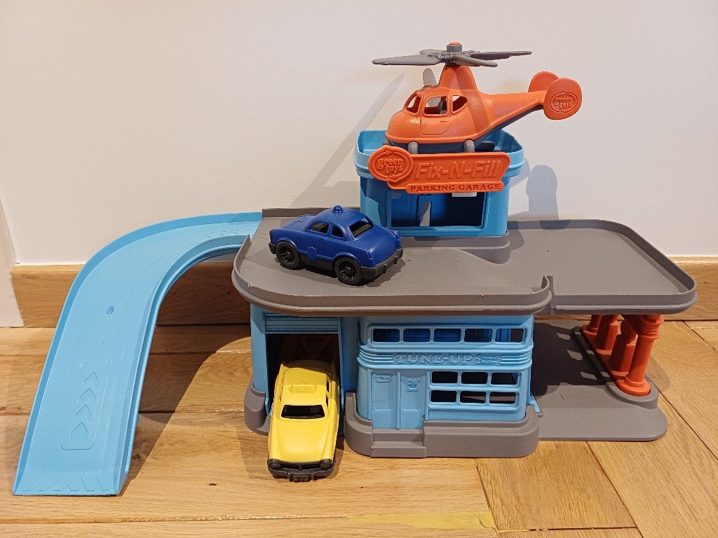 Garage Green Toys avec 2 voitures et hélicotère, Enlèvement ou Envoi, Comme neuf