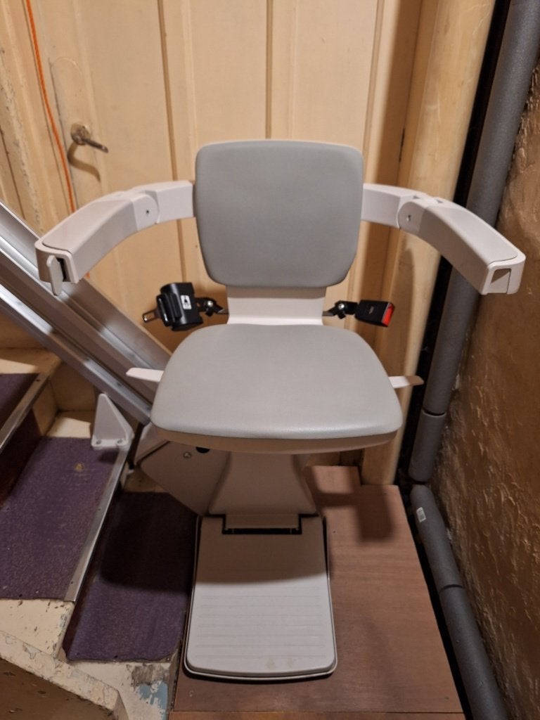 Comfortlift Orona Traplift, met ingebouwdebackup batterij, Ophalen, Zo goed als nieuw, Recht