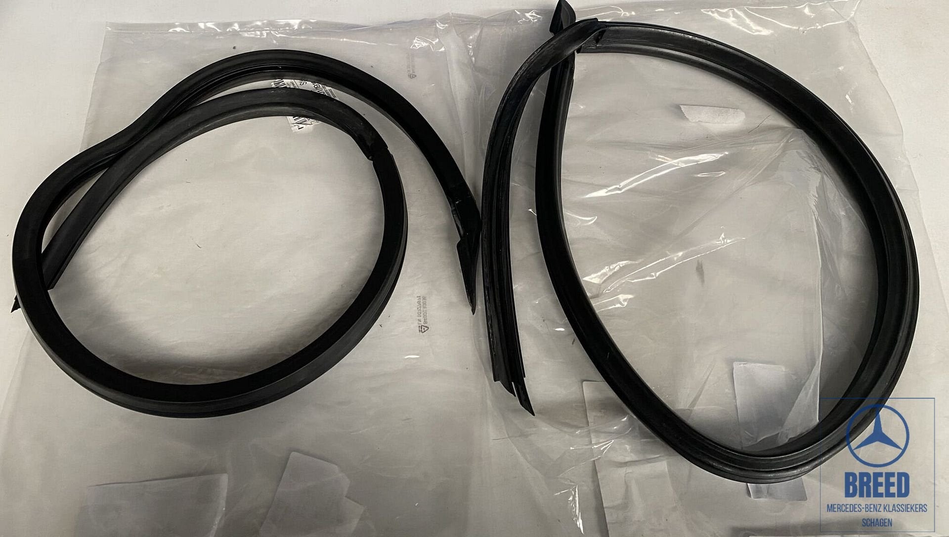 NOS sponningsrubber zijruit L+R Mercedes-Benz W114 coupé, -, Nieuw, Ophalen of Verzenden, -