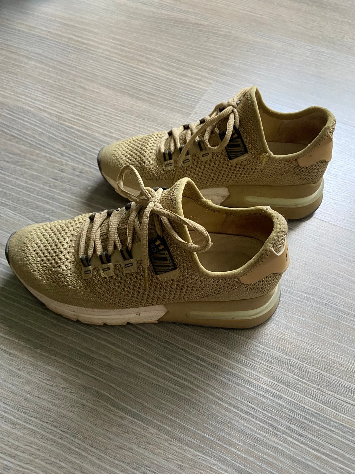 Sneaker en or cendré taille 38 portées, Vêtements | Femmes, Beige, Sneakers et Baskets, Enlèvement, Porté