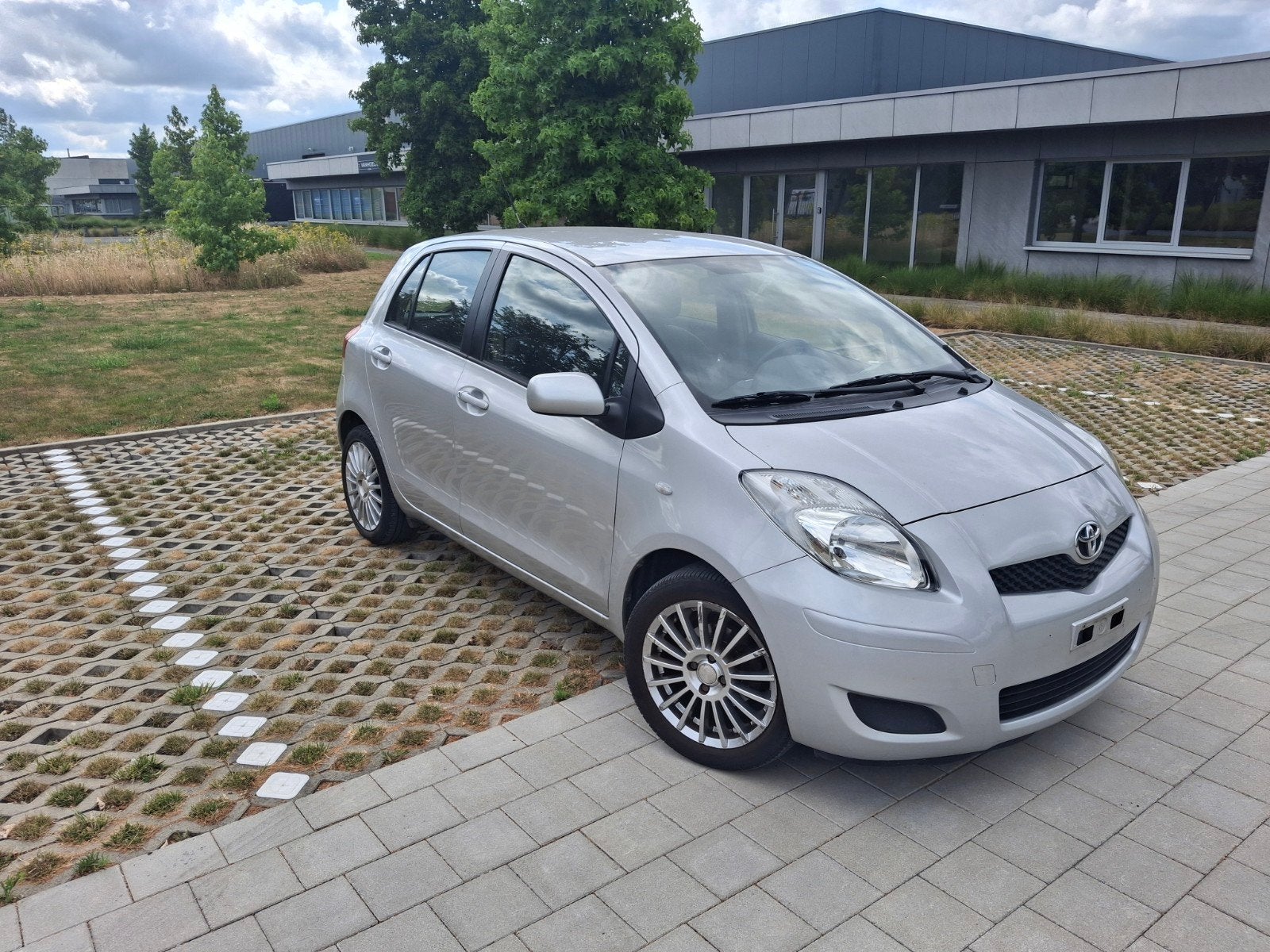 Toyota Yaris, Autos, Toyota, Particulier, Yaris, Air conditionné, Essence, Euro 4, 5 portes, Boîte manuelle, Argent ou Gris, Noir