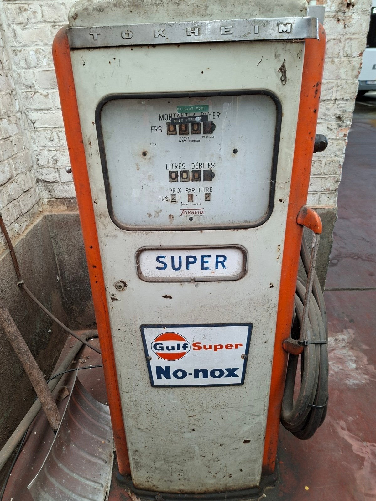 Oude benzinepompen., Enlèvement
