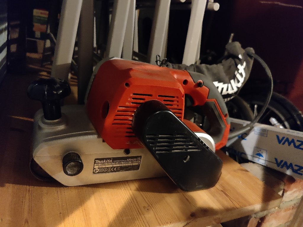 Makita bandschuurmachine met stofzak en 23 schuurbanden, Ophalen, Zo goed als nieuw, Bandschuurmachine