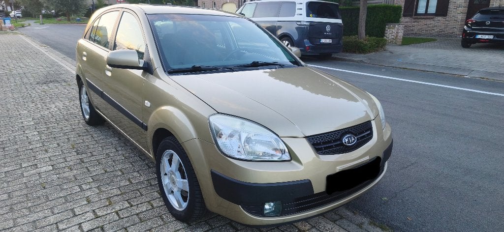 KIA RIO 2007 1.6 16V BENZ/AIRCO-ATTELAGE-TOIT OUVR-CARNET, Autos, USB, 82 kW, Boîte manuelle, Entretenue par le concessionnaire