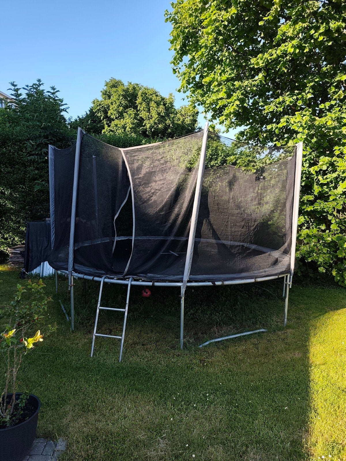 Grand trampoline (environ 5 m de diamètre), Enlèvement