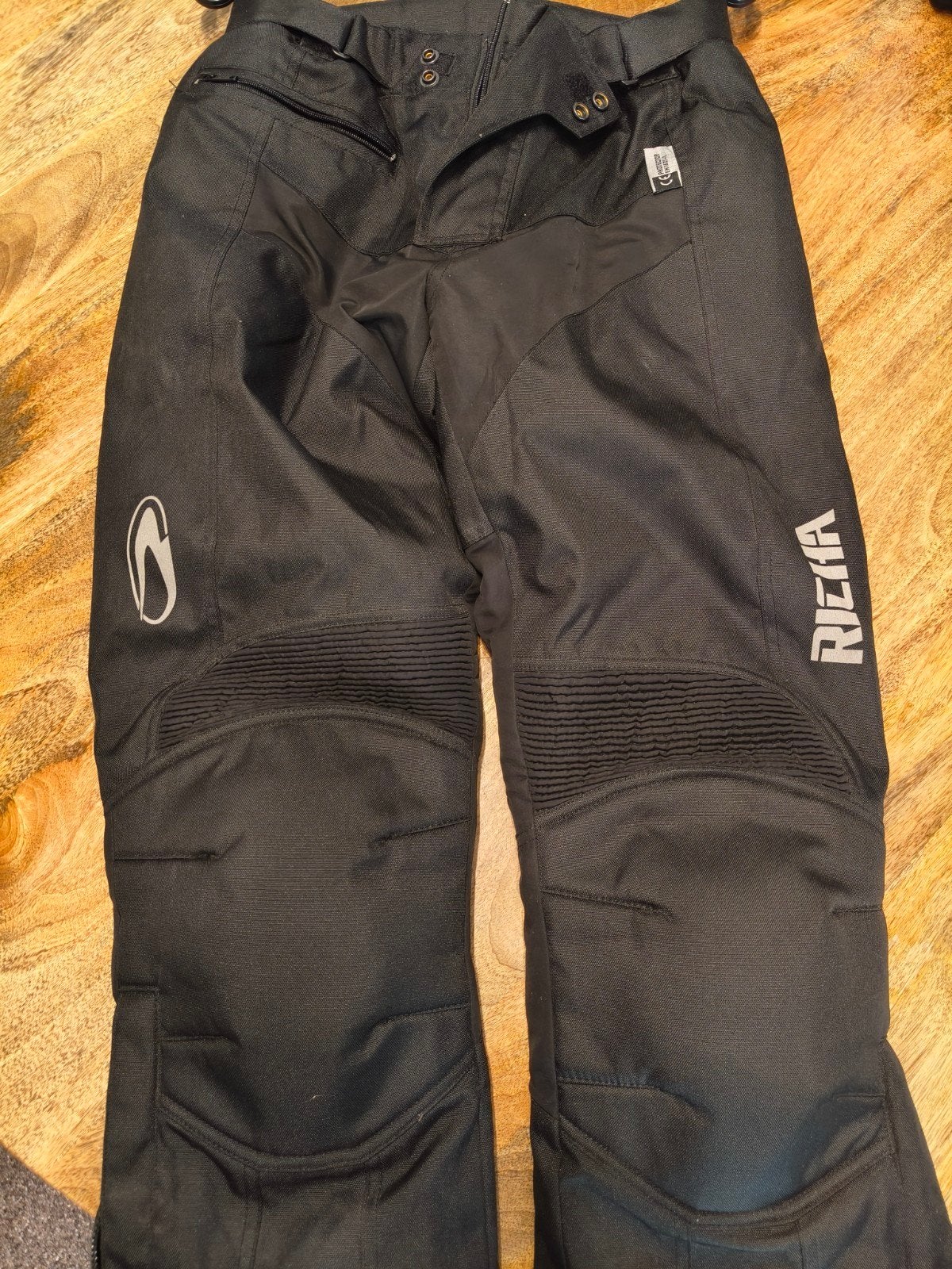 Motorbroek Ricka, Motoren, Ophalen