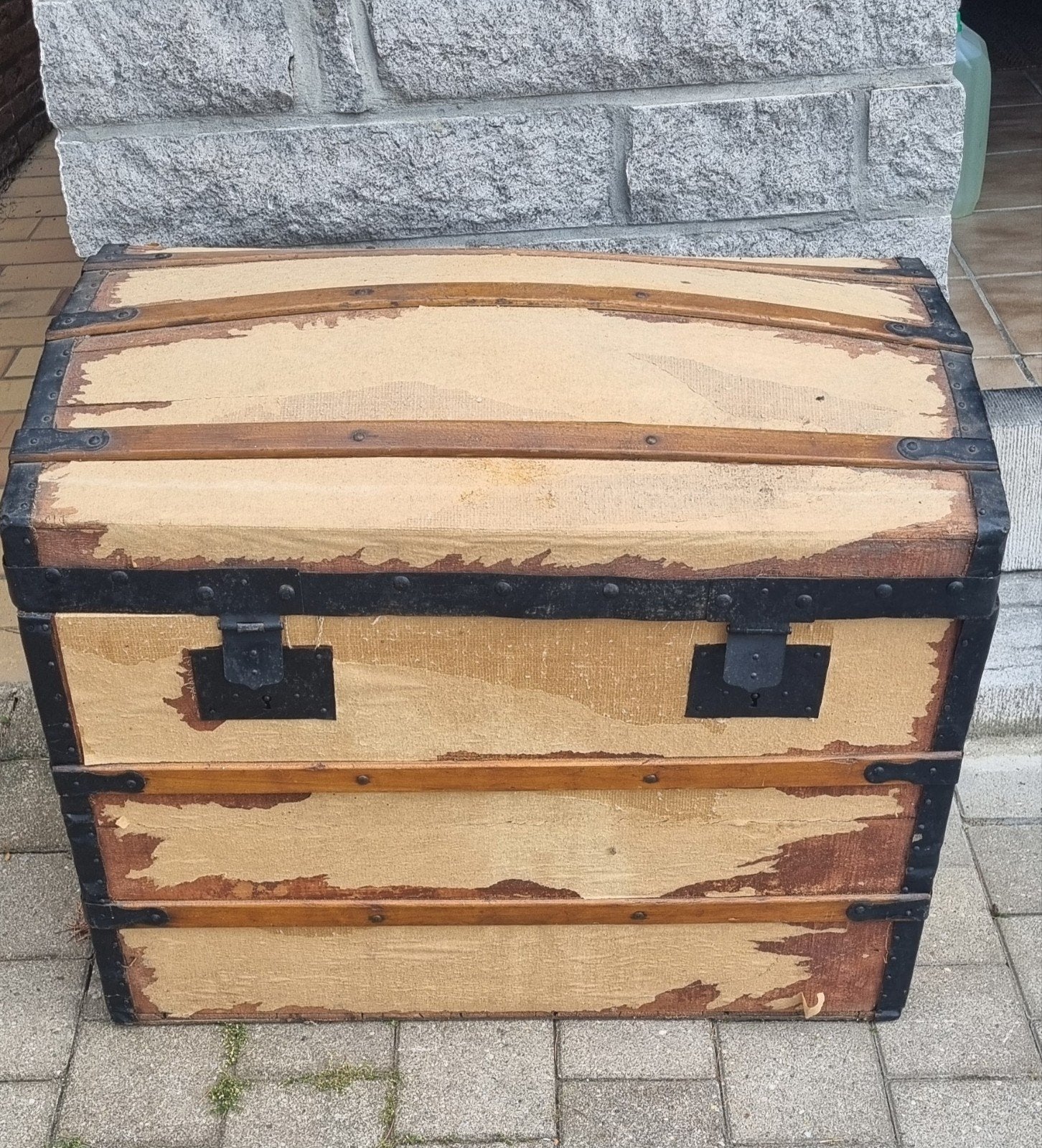 coffre de voyage ancien/malle bombée à restaurer, Enlèvement, Utilisé, Autres essences de bois