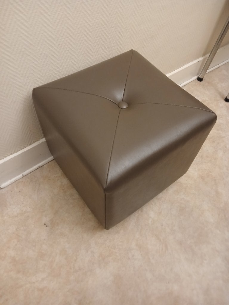 Repose pied cube en simili cuir comme neuf, Maison & Meubles, Synthétique, Moins de 75 cm, Comme neuf, Enlèvement