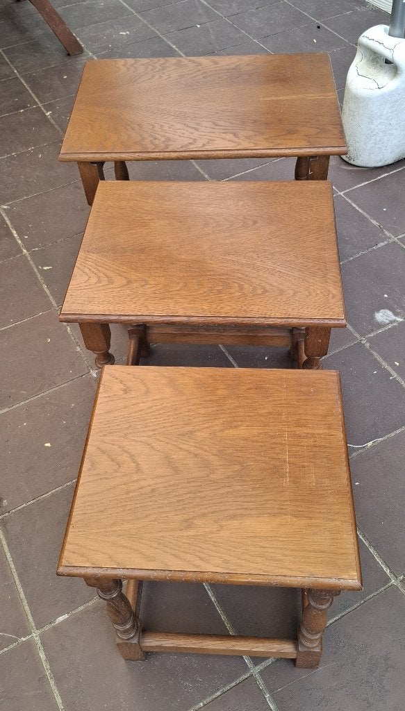 3 Eiken bijzettafeltjes en lectuurbak vintage, Huis en Inrichting, Woonaccessoires | Krantenbakken en Lectuurbakken, Ophalen, Gebruikt