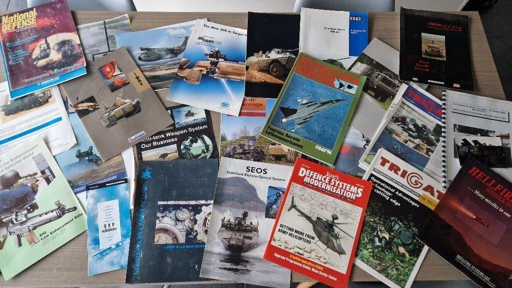 Militaire brochures / info jaren 90, Ophalen of Verzenden, Overige soorten, Boek of Tijdschrift