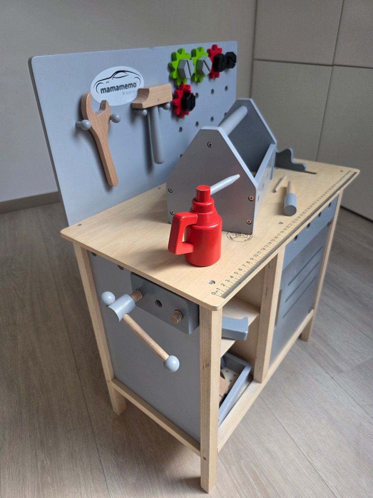Houten werktafel met bijhorende werkgerief, Enlèvement