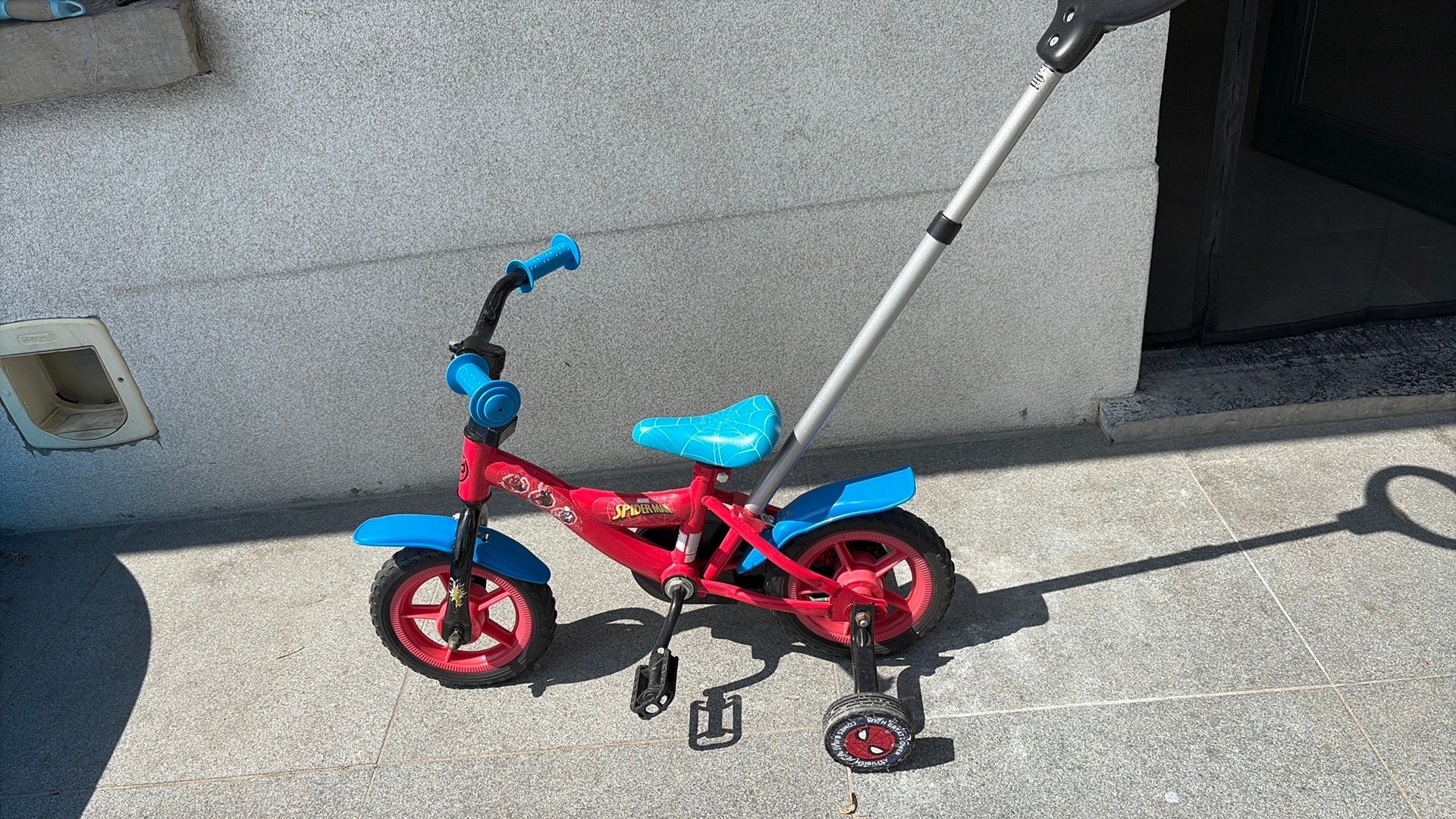spiderman fiets, met steunwieletjes, Enlèvement, Utilisé, Véhicule à pédales