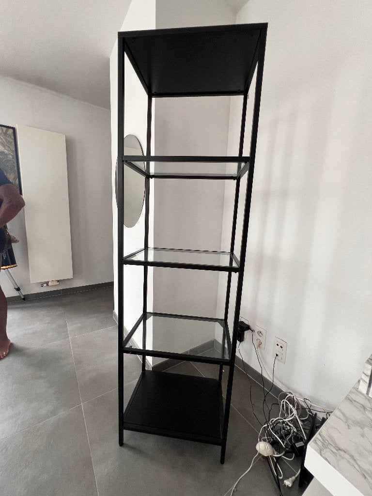 Étagère vitrée Ikea Vittsjo, Maison & Meubles, Armoires | Étagères, Enlèvement, Comme neuf