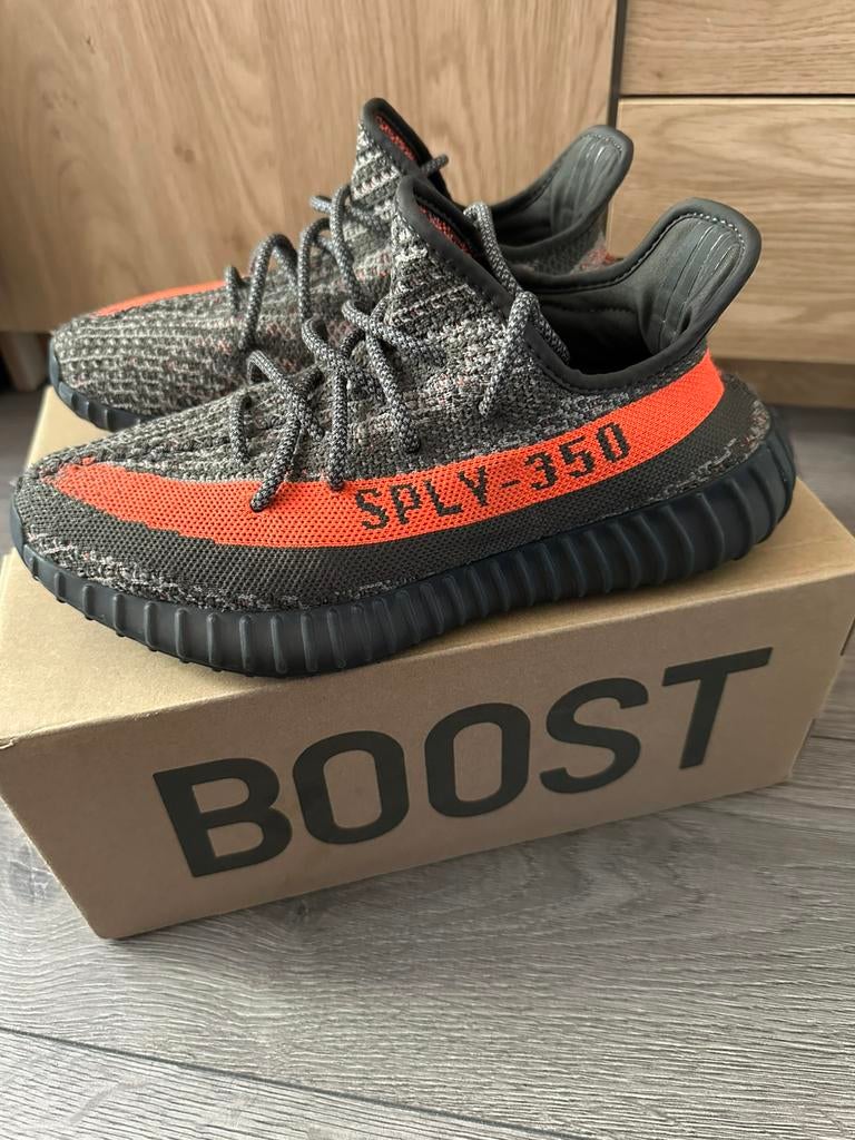 Adidas Yeezy Boost 350 V2 Orange Stripe - Zeer goede staat, Kleding | Heren, Schoenen, Zo goed als nieuw, Boots, Overige kleuren