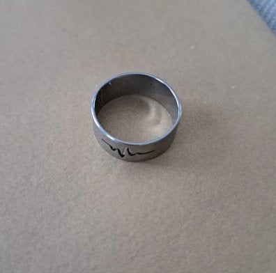 Zilverkleurige ring met hartslag, Bijoux, Sacs & Beauté, Bagues, Neuf, Enlèvement ou Envoi, Femme ou Homme, Fer ou Acier