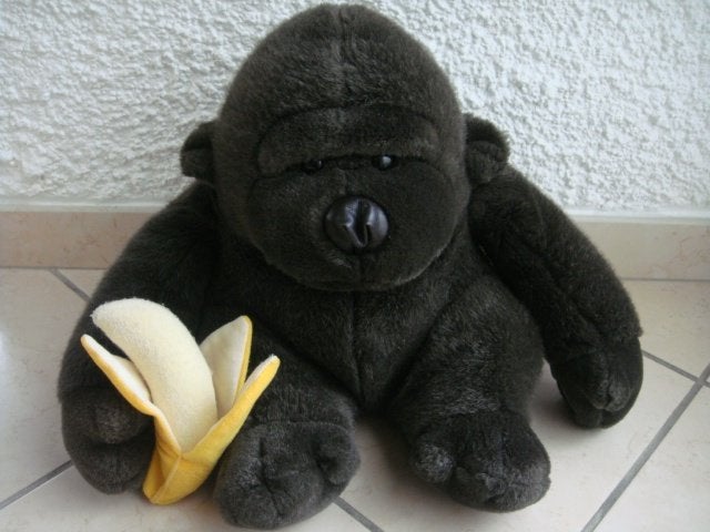 Peluche gorille avec sa banane. Brun "Vintage". Haut. 33cm., Envoi, Utilisé, Brun