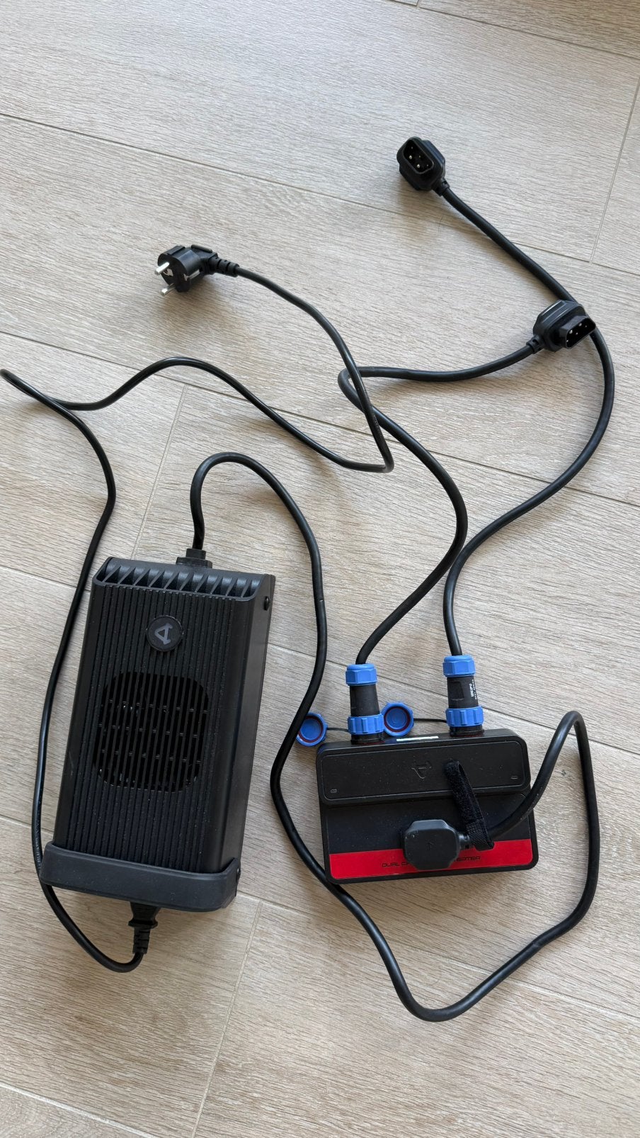 NIU oplader Model: PLD840-EVCN12-82, Audio, Tv en Foto, Opladers, Ophalen, Zo goed als nieuw