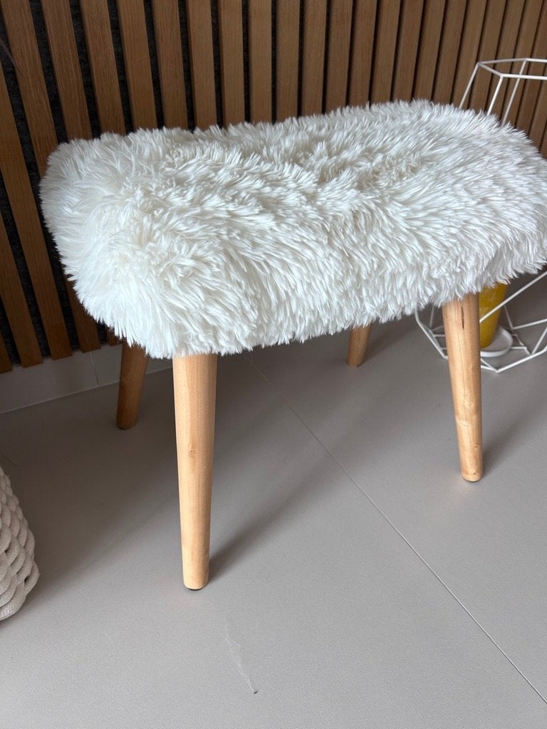 Teddy kruk / voetenbankje crème – houten poten – fluffy, Ophalen, Hout, Minder dan 50 cm, Boho