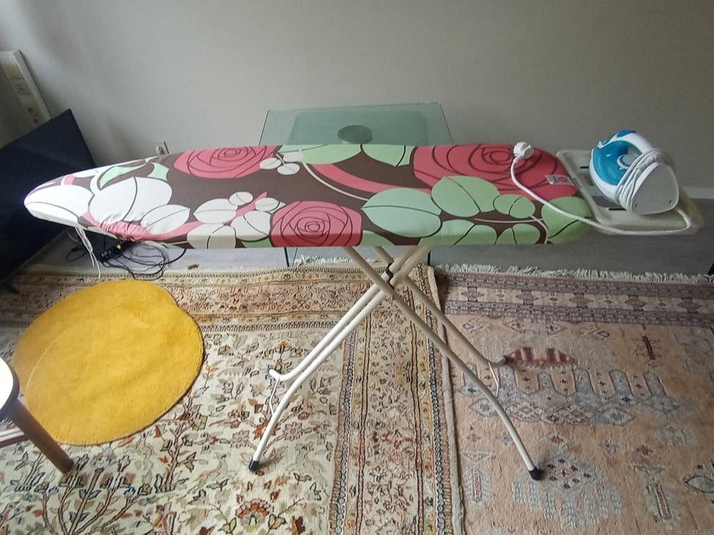 Planche à repasser avec le fer, Electroménager, Enlèvement, Comme neuf, Fer à repasser avec cordon