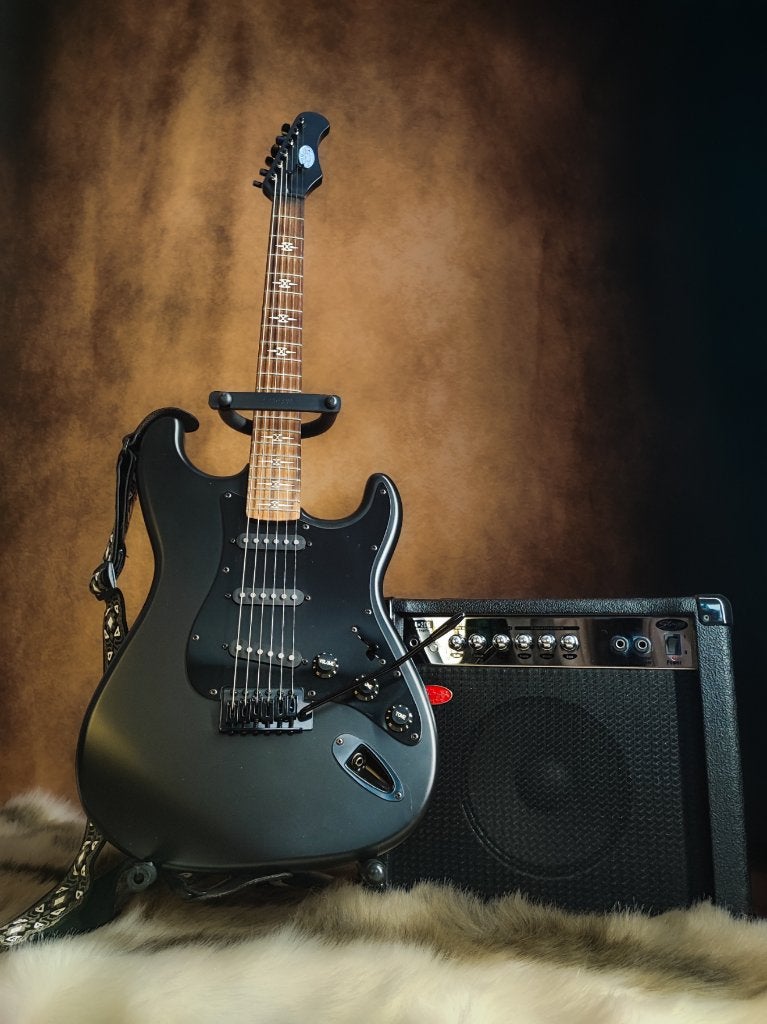 Stagg Satin Black Gothic Black elektrische gitaar, Ophalen, Zo goed als nieuw, Overige merken, Met versterker
