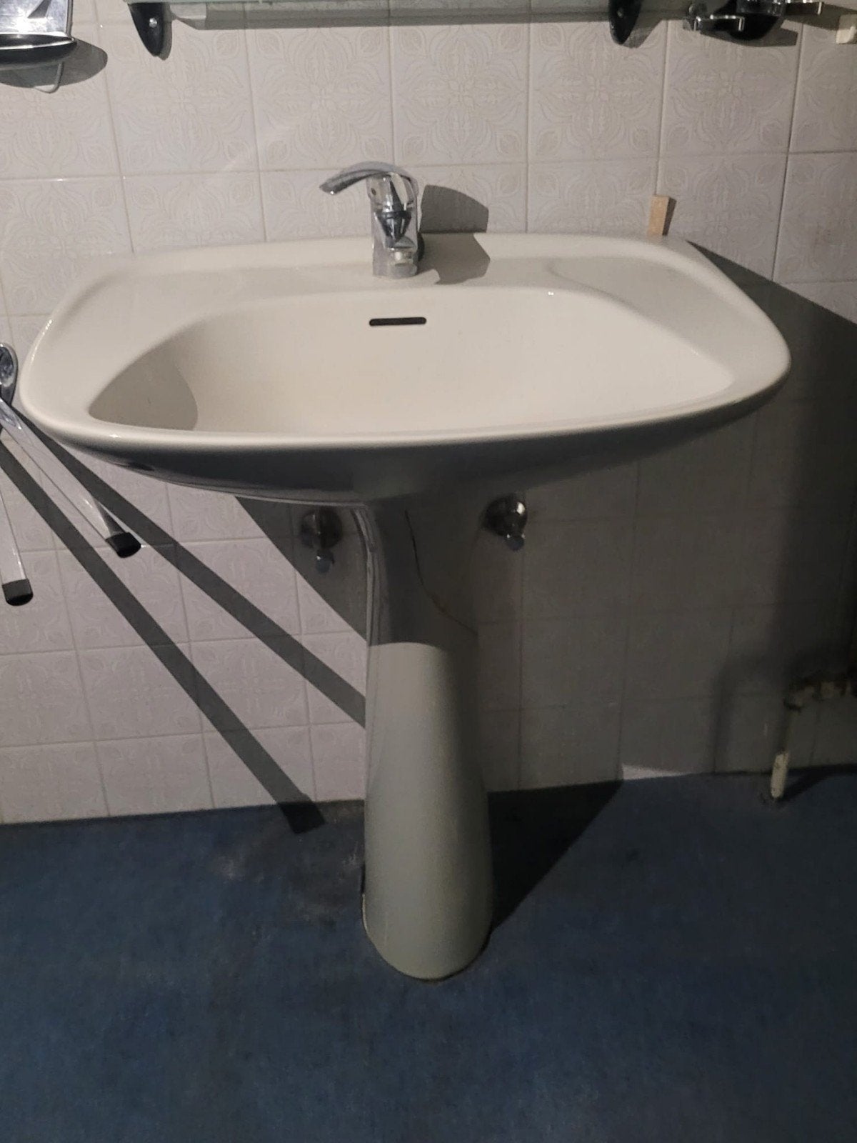 Lavabo avec colonne et robinet, Enlèvement