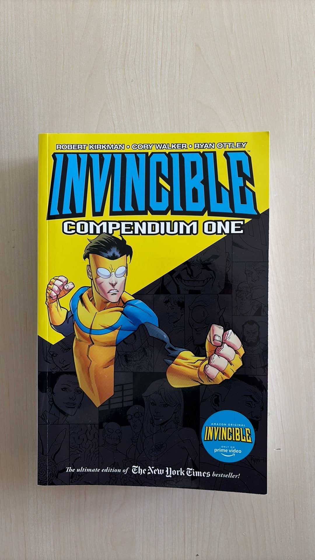 Invincible compendium one, Boeken, Strips | Comics, Eén comic, Ophalen, Zo goed als nieuw, Amerika