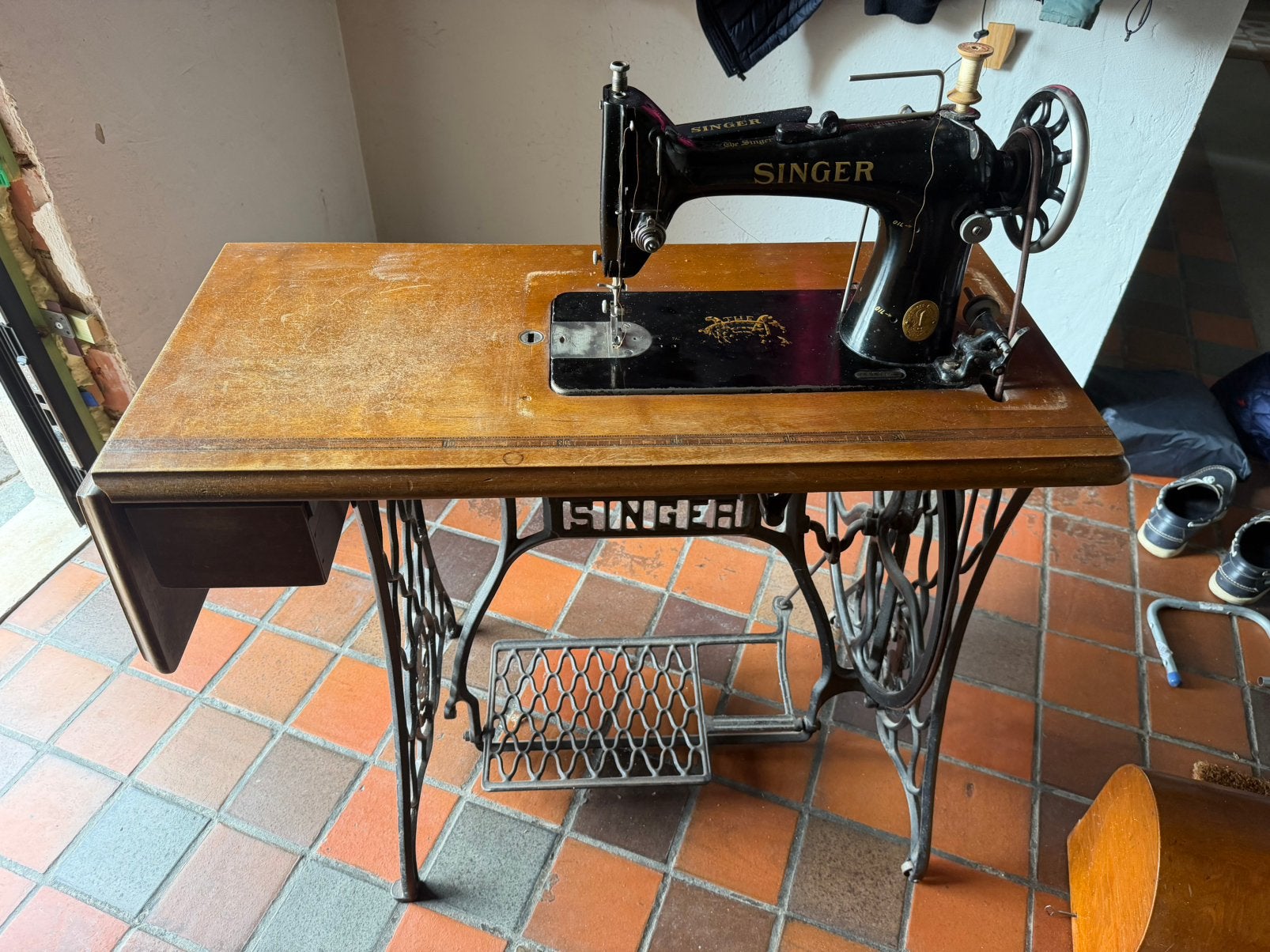 Oude Singer naaimachine, Enlèvement