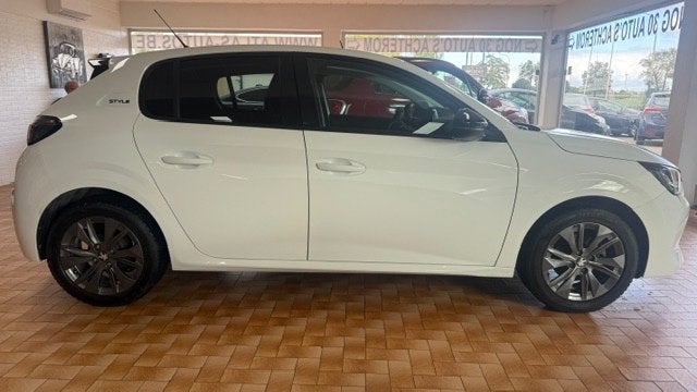 Peugeot 208 Benzine STYLE! 29 DKM! 260 Euro P/M!, Stof, Euro 6, Wit, Bedrijf