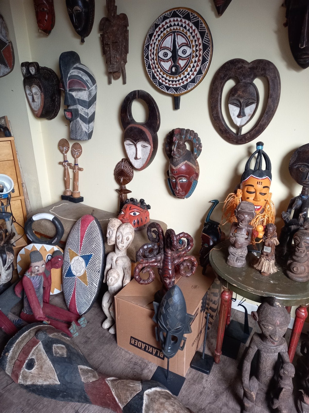 Zolderopruiming van Afrikaanse maskers en beelden, Ophalen of Verzenden