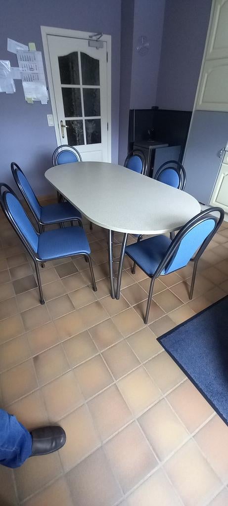 Tabe de cuisine avec 6 chaises.(solide), Enlèvement