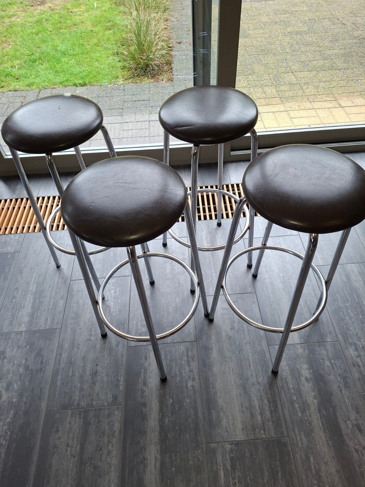 tabourets de bar, Enlèvement