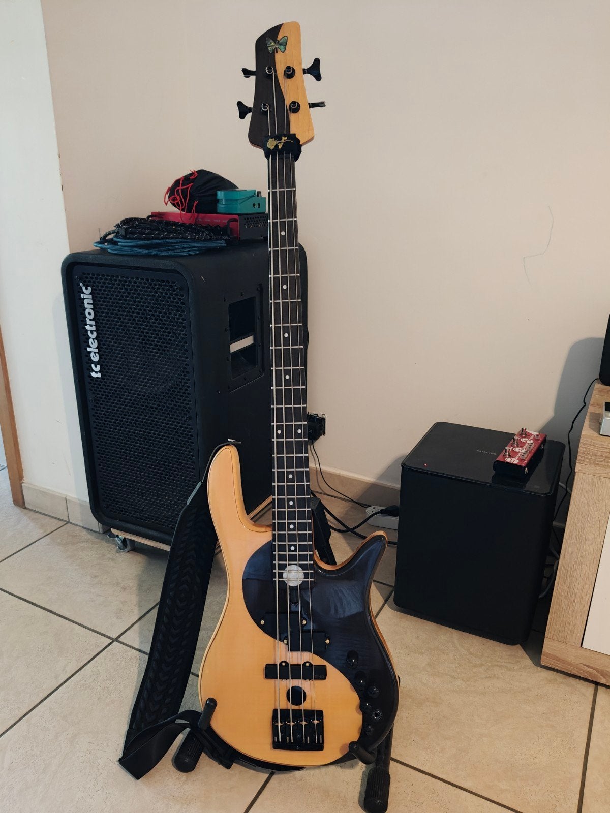 BASSE YING-YANG BUTTERFLY , MICROS EMG, Musique & Instruments, Instruments à corde | Guitares | Basses, Enlèvement, Utilisé, Électrique