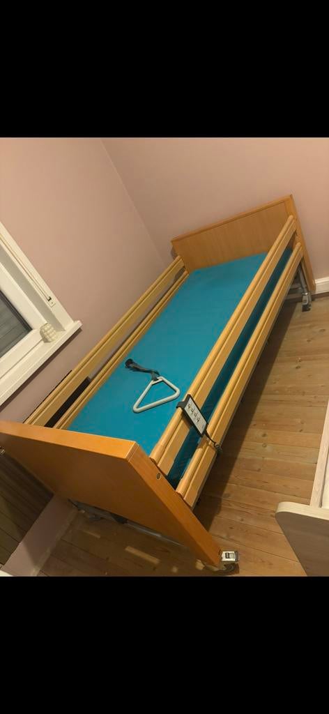 Lit médicalisé électrique ELBUR + matelas – excellent état, Enlèvement, Comme neuf