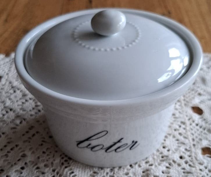 Wit porseleinen boterpot met zwarte tekst boter, Maison & Meubles, Cuisine | Vaisselle, Utilisé, Autres types, Uni, Porcelaine