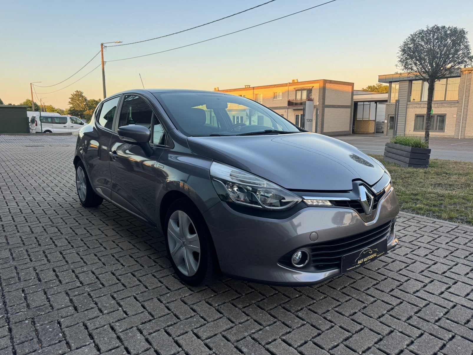 Renault clio 1.5 dci  2015 navi panoramadak gekeurd, Autos, Achat, Boîte manuelle, Noir, 5 portes