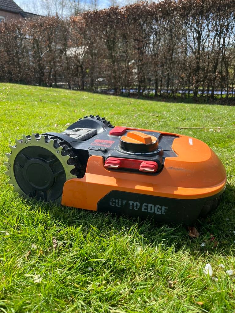 Robot tondeuse Worx Landroid WR143E + garage, Enlèvement, Comme neuf, Contrôlable via l'application