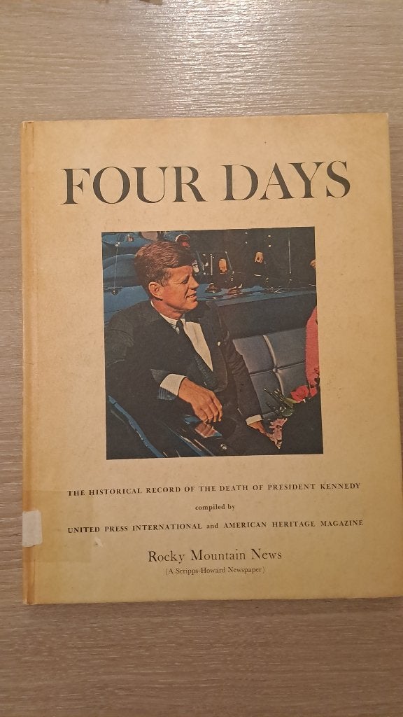Boek Four Days President Kennedy, Ophalen of Verzenden, Gelezen, Politiek en Staatkunde