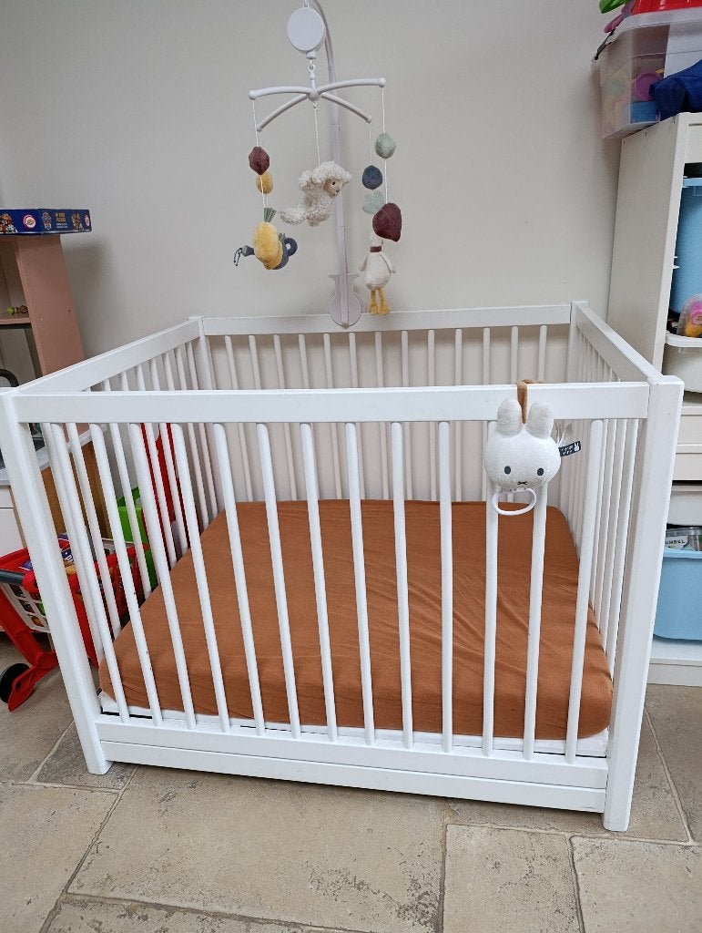 Parc pour bébés avec matelas et couvre-matelas, Enlèvement, Utilisé, Carré, Réglable en hauteur