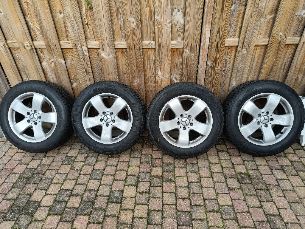 Jantes Mercedes + pneus d'hiver 16 pouces, Autos : Pièces & Accessoires, Pneus et Jantes, Pneus hiver, 16 pouces, Enlèvement
