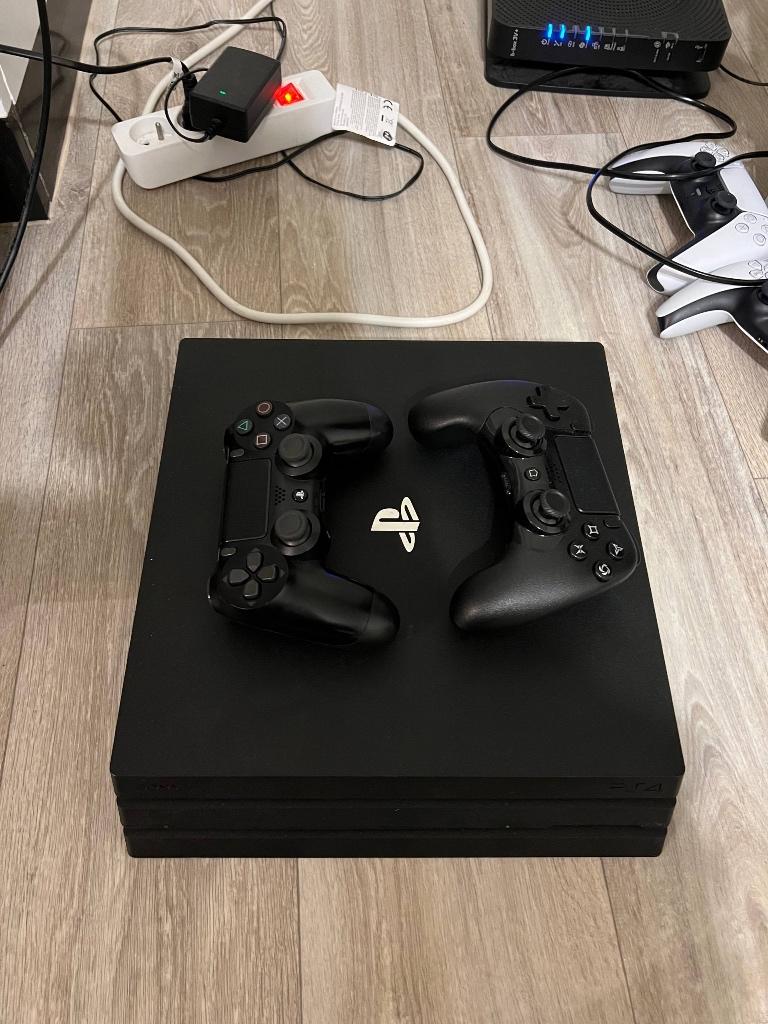PS4 PRO 1tb, Ophalen, Met games, Met 2 controllers, Zo goed als nieuw