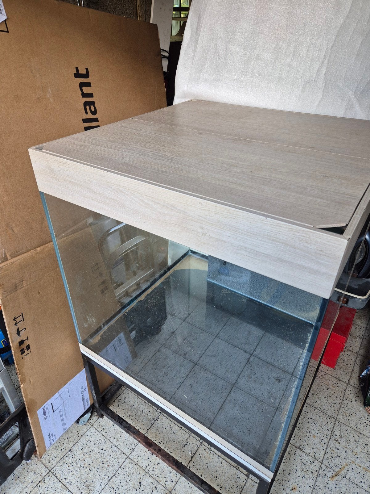 Aquarium cubique, Enlèvement