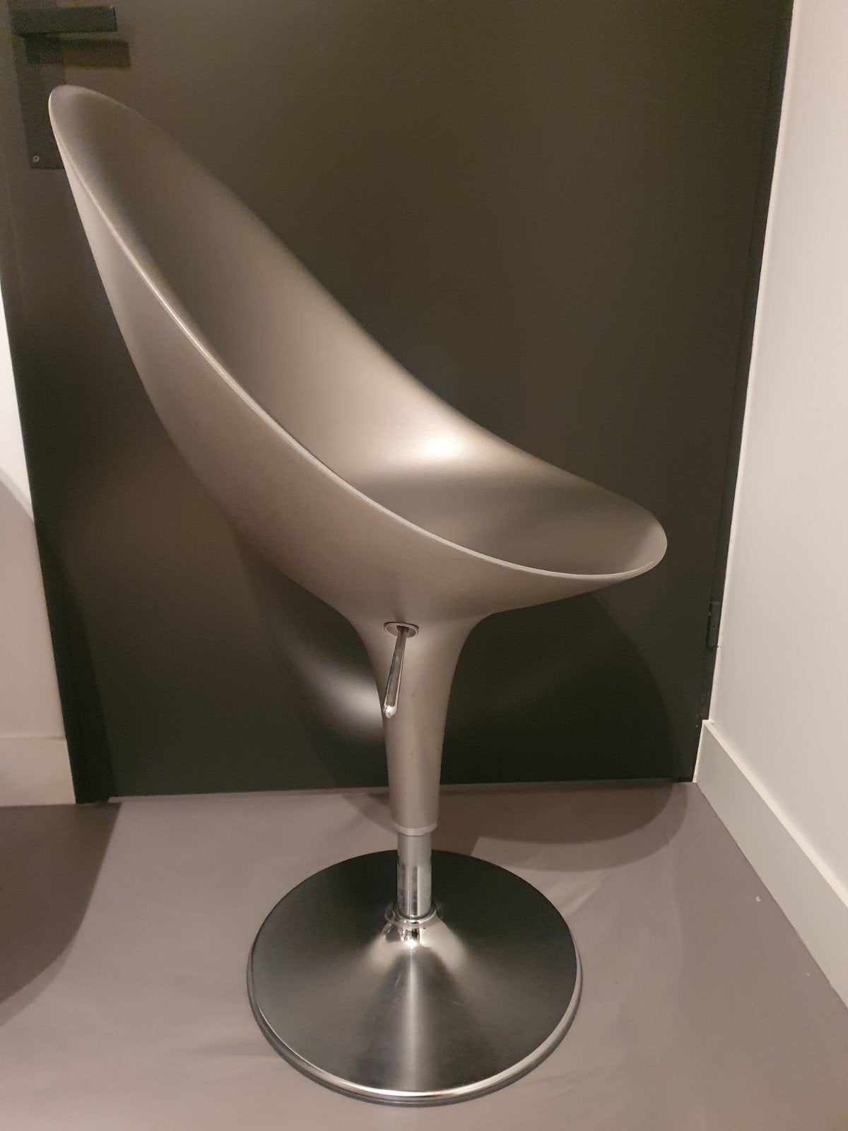 Originele BOMBO stoelen by Magis (grijs metallic en wit), Huis en Inrichting, Ophalen, Kunststof, Design, Zo goed als nieuw