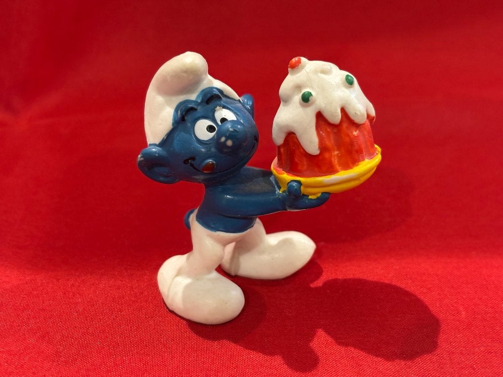 Smulsmurf smurf met taart. H 5,5 cm. Peyo Bully. Cijfer 5, Verzamelen, Ophalen of Verzenden, Gebruikt, Smulsmurf, Poppetje, Figuurtje of Knuffel