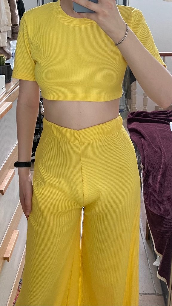 Ensemble 2 pièces jaune (crop top + pantalon large), Vêtements | Femmes, Vêtements de sport, Taille 36 (S), Comme neuf, Autres types