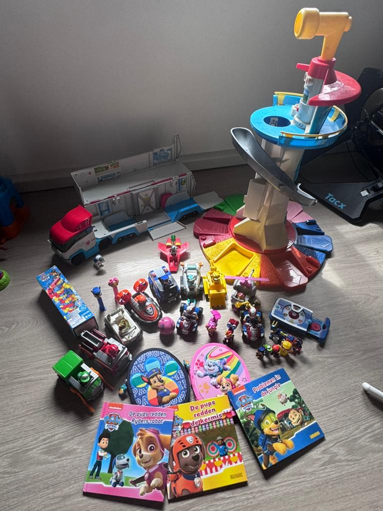 Pow Petrol Tower & Truck en personages in truck, Ophalen, Zo goed als nieuw